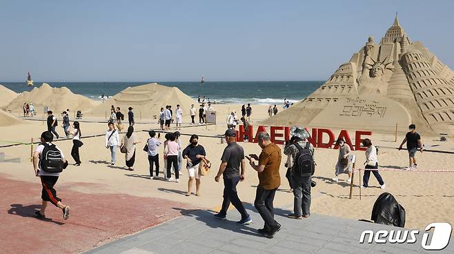 부산시 해운대구 해운대해수욕장이 모래축제를 즐기는 시민들과 무더위를 식히는 시민들로 북적이고 있다. 2022.5.27/뉴스1 © News1 김영훈 기자