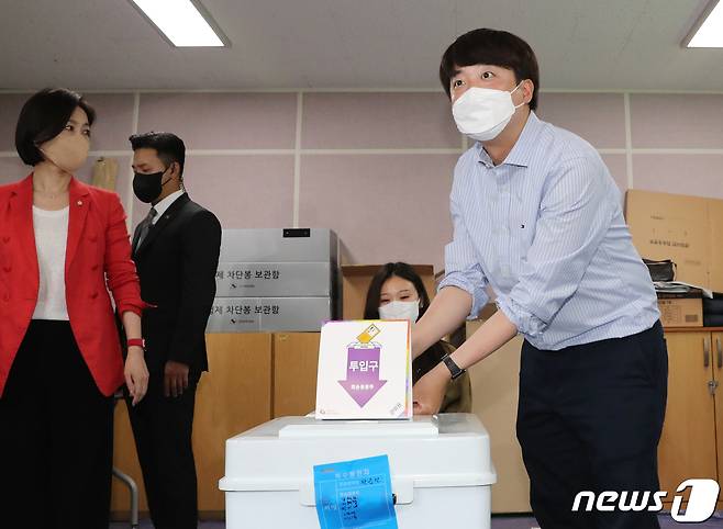 이준석 국민의힘 대표가 28일 오전 인천 계양구 계산2동행정복지센터에 마련된 사전투표소에서 투표를 하고 있다. 2022.5.28/뉴스1 © News1 이재명 기자