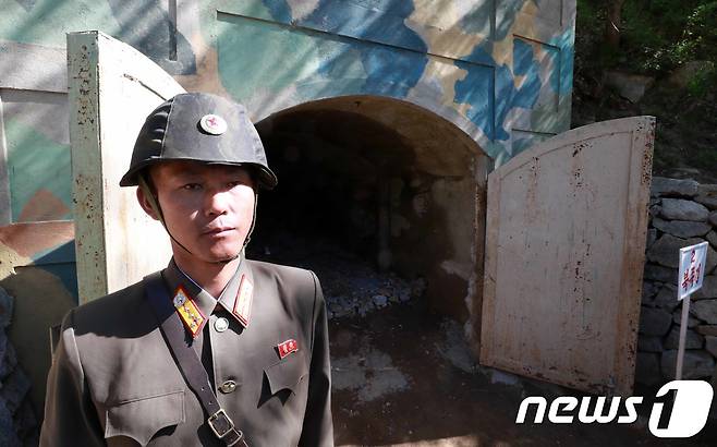 24일 북한 핵무기연구소 관계자들이 함경북도 길주군 풍계리 핵실험장 폐기를 위한 폭파작업을 했다. 폭파 전 취재진에게 공개한 2번갱도 출입구 앞에서 인민군이 경계근무를 하고 있다. 2번갱도는 2차부터 6차까지 5차례에 걸쳐 핵실험을 했다.2018.5.24/뉴스1 © News1 사진공동취재단