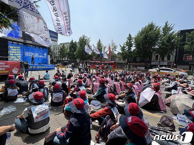 전국민주노동조합총연맹(민주노총) 공공운수노조는 28일 오후 서울역 앞에서 결의대회를 열고 공공부문 자회사 노동자의 직접고용과 비정규직 철폐 등 노동조건을 개선하고 차별을 시정하라고 요구했다. 2022.05.28./뉴스1 © News1 김정현 기자