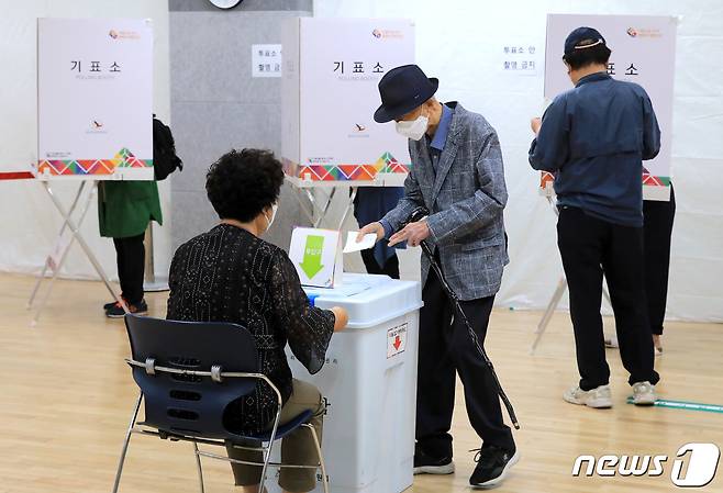 제8회 전국동시지방선거 사전 투표 이틑날인 28일 오전 서울 중구 다산동 주민센터에 마련된 사전투표소에서 유권자들이 투표하고 있다. 2022.5.28/뉴스1 © News1 구윤성 기자