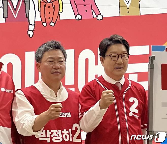 27일 강원 원주 기업도시에서 ‘국민의힘 중앙선거대책위원회 현장회의’가 열렸다. 사진은 이날 회의에 참석한 권성동 원내대표(오른쪽)와 박정하 원주 갑 국회의원 후보. (김진태 국민의힘 강원지사 후보 선거사무소 제공) 2022.5.27/뉴스1 신관호 기자