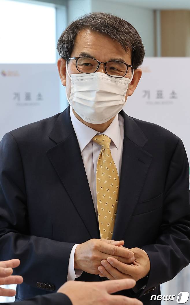 노태악 중앙선거관리위원장이 제8회 전국동시지방선거 사전투표를 하루 앞둔 26일 서울 강남구 대치4동주민센터에 마련된 대치4동사전투표소를 찾아 현장점검을 하고 있다. (공동취재) 2022.5.26/뉴스1 © News1 박세연 기자