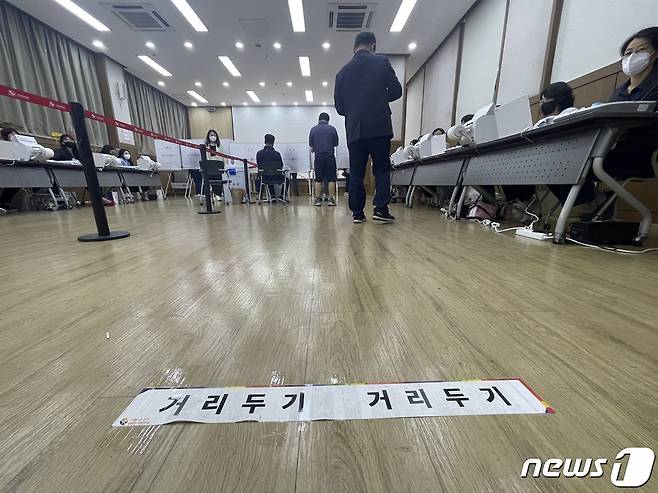 27일 오전 9시쯤 경남 창원시 의창구 경남연구원 1층에 마련된 용지사전투표소 바닥에 거리두기 대기 선이 붙어있다. 2022.5.27© 뉴스1 강정태 기자