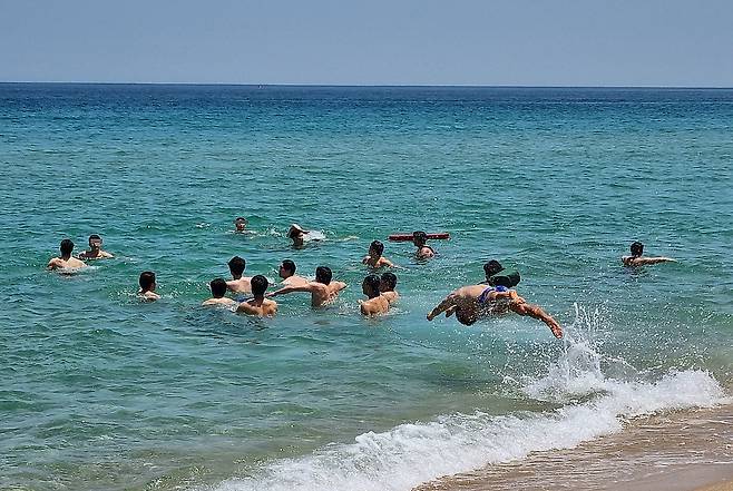 전국적으로 초여름 날씨를 보인 28일 강원 강릉 경포해변을 찾은 시민들이 바다로 뛰어들고 있다. 2022.5.28/뉴스1 © News1 윤왕근 기자