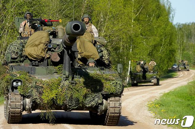 라트비아 스트렌치 인근에서 22일(현지시간) 나토 EFP(Enhanced Forward Presence Battle Group Latvia) 연합 전투군의 대규모 기동훈련 Namejs 2022이 진행되고 있는 모습. 라트비아 군인들이 M109A5 자주포를 몰고 있다. 2022.05.22/뉴스1 © 로이터=뉴스1 © News1 김민수 기자