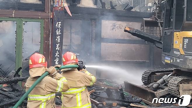 28일 낮 12시쯤 경북 울진군 근남면 행곡리의 한 야산에서 발생한 불이 바람을 타고 울진읍 읍남리 쪽으로 확산되고 있다. 산림당국은 산불전문진화헬기 등 25대와 장비 79대, 공무원 등 200여명을 투입 진화작업을 벌이고 있다, 소방대원들이 울진군청과 약 1km정도 떨어진 곳에 있는 한 사찰에서 진화작업을 하고 있다.,(경북도소방본부제공)2022.5.28/뉴스1 © News1 정진욱 기자