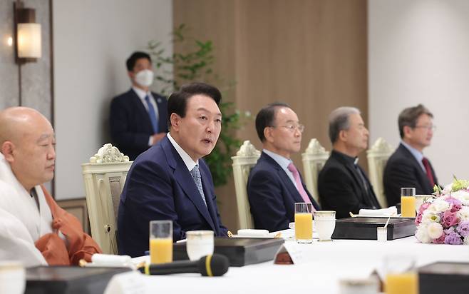 윤석열 대통령이 28일 용산 청사 접견실에서 열린 7대 종교지도자 오찬 간담회에서 인사말을 하고 있다. (대통령실사진기자단) 2022.5.28/뉴스1 ⓒ News1 오대일 기자