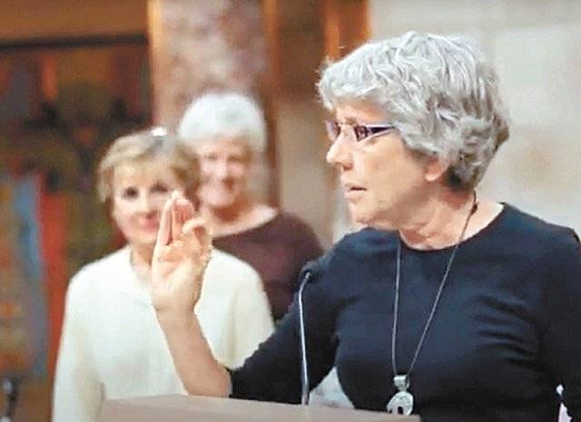 저자 메리 파이퍼가 미국 네브래스카주 국회의사당 원형홀에서 강연하고 있다. 그가 1994년 미국에서 출간한 ‘내 딸이 여자가 될 때’는 154주간 뉴욕타임스 베스트셀러에 올랐다. 임상심리학자인 그는 환경오염, 빈부격차에도 소신 있는 목소리를 내고 있다. 유튜브 화면 캡처