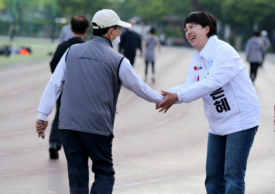 김은혜 국민의힘 경기도지사 후보가 28일 경기도 군포에서 시민들을 만나 아침인사를 하고 있다. 김은혜 후보측 제공.