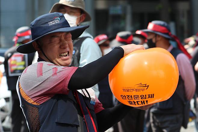 한 노동자가 안전운임제 확대를 요구하며 풍선을 터뜨리고 있다. 강창광 선임기자