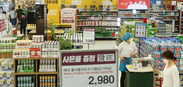 23일 서울의 한 대형마트에서 소비자들이 장을 보고 있다. 연합뉴스