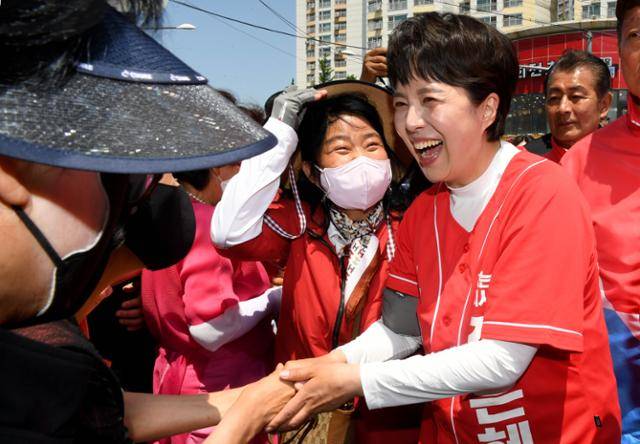김은혜 국민의힘 경기지사 후보가 27일 경기 안산시 단원구에서 열린 유세에서 유권자들과 인사하고 있다. 안산=고영권 기자