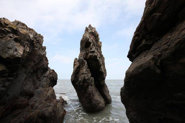 큰내끼해변 부근 해식동굴에서 본 바위 풍경. ⓒ박준규