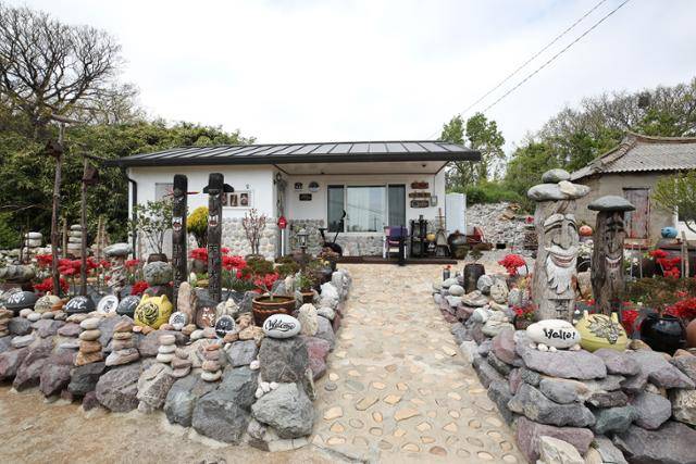 자연물과 폐자재를 활용한 다양한 작품으로 장식된 함운상씨의 '이름 없는 집'. ⓒ박준규