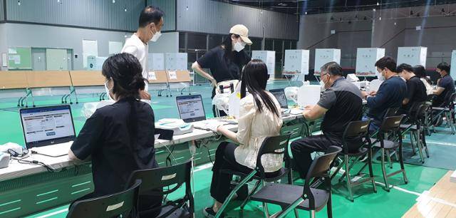 제8회 전국동시지방선거 사전 투표 둘째날인 28일 경북 포항시 북구 한마음체육관 사전투표소에서 유권자들이 신원 확인을 하고 있다. 포항=뉴스1