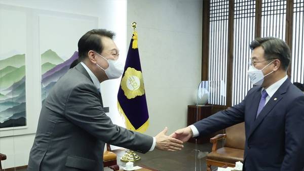 윤호중 위원장과 인사하는 윤석열 대통령 [사진 제공: 연합뉴스]