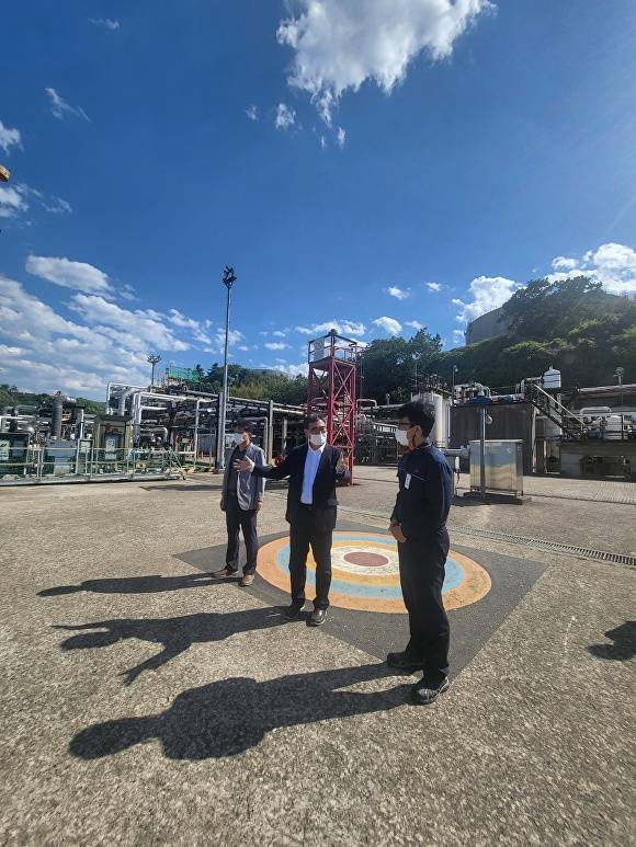 박재현 낙동강유역환경청장(가운데)이 27일 울산광역시 소재 SK에너지(주)를 방문해 오존 원인물질 배출 저감을 위한 비산배출시설 운영 관리 실태를 점검하고 있다. [사진=낙동강유역환경청]