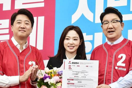 당구선수 차유람씨(가운데)가 지난 13일 서울 여의도 국회에서 열린 국민의힘 중앙선거대책위원회 회의에 앞서 이준석 대표(왼쪽)와 권성동 원내대표와 입당원서를 들고 기념촬영을 하고 있다. (공동취재) 2022.5.13/뉴스1