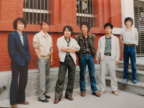 (왼쪽부터) 민성래, 조상필, 류경원, 오상일, 오상욱, 류인, 소조각회 창립전, 예총회관, 1987년. [사진 류인 유족]