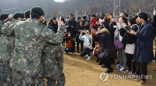 ▲ 가족들과 함께하는 2018년 육군 신병 수료식.12사단 제공