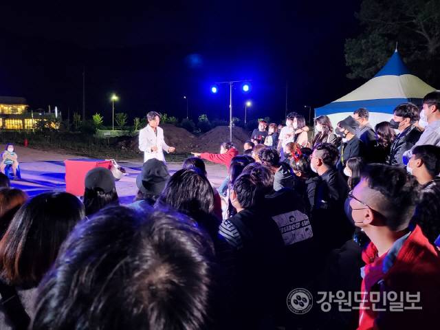 ▲ 춘천마임축제 도깨비 난장 첫째날 현장.쇼갱의 ‘신의야바위’ 공연이 펼쳐지고 있다.