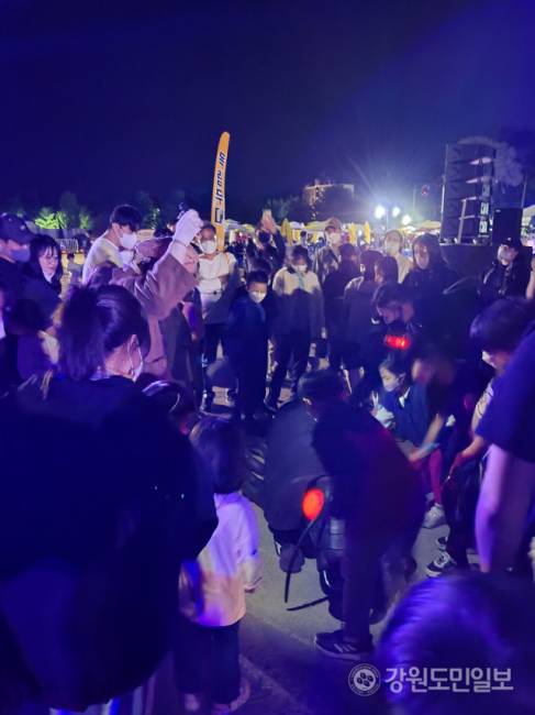 ▲ 춘천마임축제 도깨비 난장 첫째날 현장. 배낭속사람들의 거리이동인형극 ‘변신’이 펼쳐지자 관객들이 몰리고 있다.