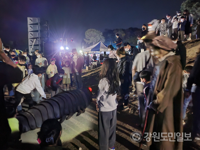 ▲ 춘천마임축제 도깨비 난장 첫째날 현장. 배낭속사람들의 거리이동인형극 ‘변신’이 펼쳐지자 관객들이 몰리고 있다.