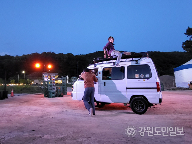 ▲ 춘천마임축제 도깨비 난장 첫째날 현장. 아이모멘트의 신체극 ‘쉼표’ 공연이 펼쳐지고 있다.