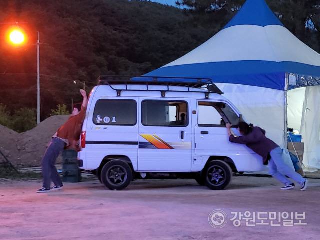 ▲ 춘천마임축제 도깨비 난장 첫째날 현장. 아이모멘트의 신체극 ‘쉼표’ 공연이 펼쳐지고 있다.