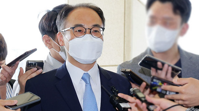 이원석 대검 차장은 검찰 내부에서 마냥 '친윤'으로 분류되지 않는 FM으로 통한다. 검찰총장 임명이 늦어지면서 그의 총장 직무대리 행보도 꽤 오래갈 것으로 보인다.