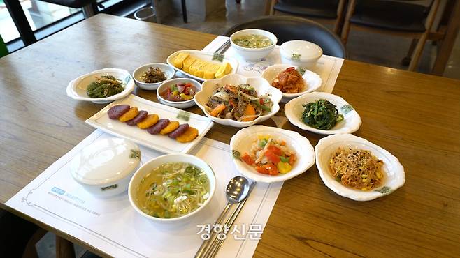 청년식당 1호점 밥상.