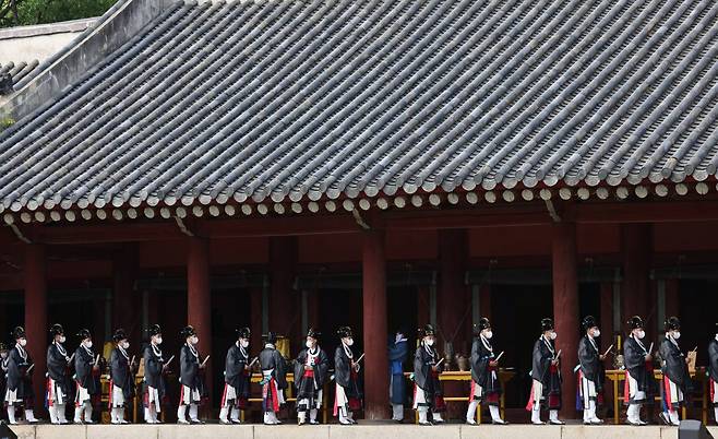 Some 140 officiants line up after conducting the ancestral rite, offering drinks and food to the souls and spirits of Joseon kings and queens at the annual royal ancestral rite held May 1 at Jongmyo Shrine in Seoul. Photo © Hyungwon Kang