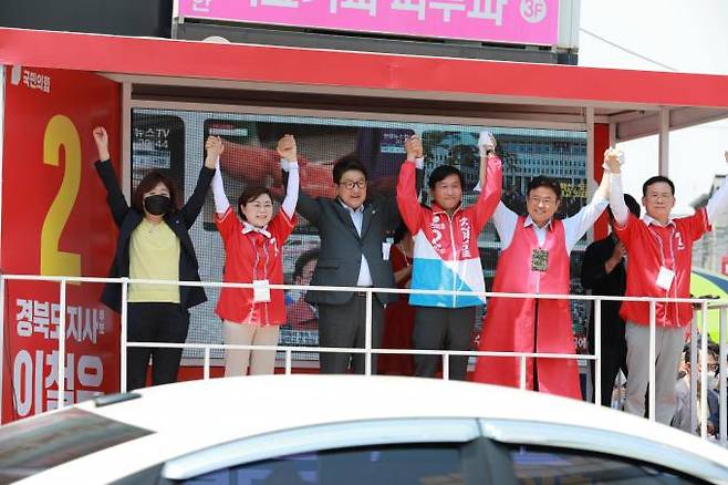 국민의힘 조현일 경산시장 후보의 25일 경산공설시장 유세에 국민의힘 권성동 원내대표, 윤두현 의원 등이 참석해 지지를 호소하고 있다. (조현일 후보 제공)