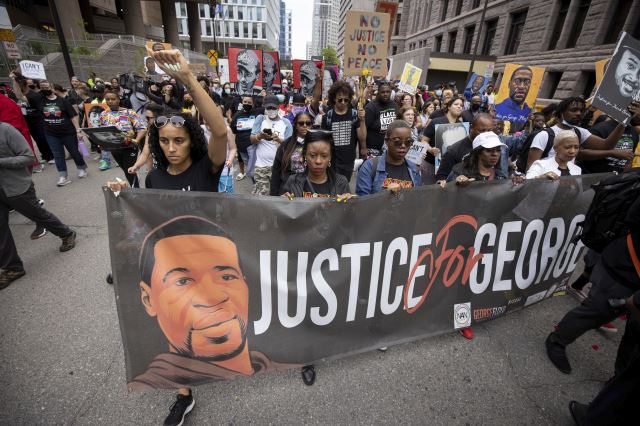 조지 플로이드 사망 1주기였던 지난해 5월 25일 인종차별 규탄 시위를 하는 미국인들. AP연합뉴스