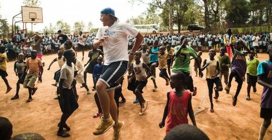 근대올림픽 창시자 피에르 드 쿠베르탱 남작은 1911년 7월 올림픽리뷰에서 '건강한 신체는 건강한 정신을 만든다'는 명언을 남겼다. 사진은 국제올림픽위원회(IOC)가 주관하는 저개발 국가 어린이들을 위한 스포츠지원 활동 프로그램 행사 모습 [IOC 홈페이지 캡처]