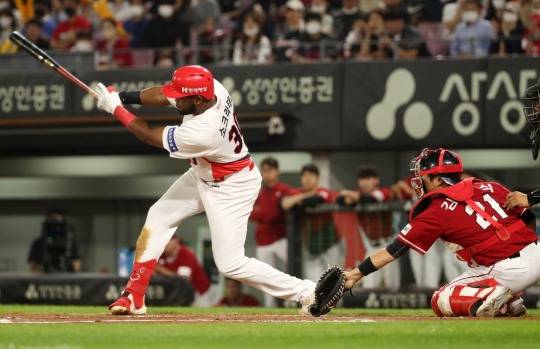 4월부진을 털고 5월들어 4할대의 맹타를 휘두르고 있는 소크라테스[연합뉴스 자료사진]