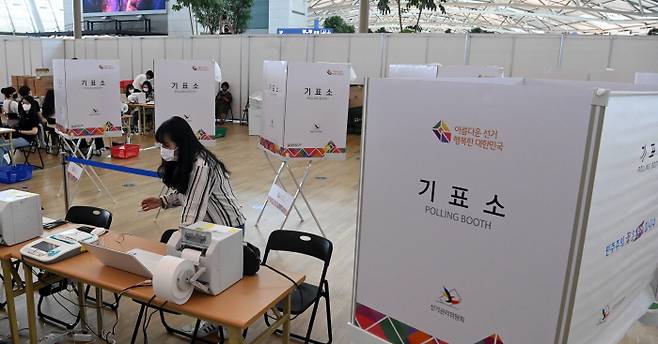 제8회 전국동시지방선거 사전투표를 하루앞둔 26일 인천국제공항 출국장에 사전투표소가 설치되어 관계자들이 점검을 하고있다. [사진 = 김호영 기자]