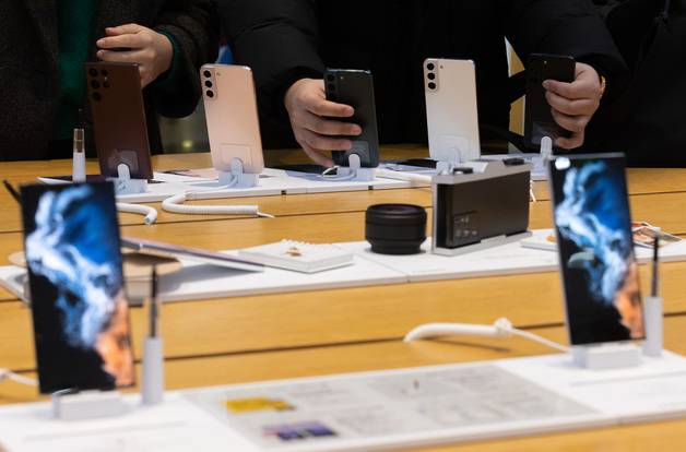 서울 서초구 삼성 딜라이트에서 시민들이 갤럭시S22를 살펴보고 있는 모습. /사진=뉴스1