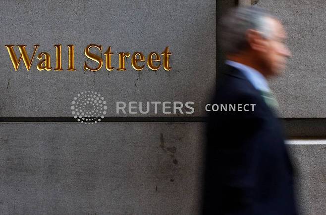 A man walks along Wall Street in New York September 18, 2008. REUTERS/Eric Thayer/File Photo/사진=로이터=뉴스1