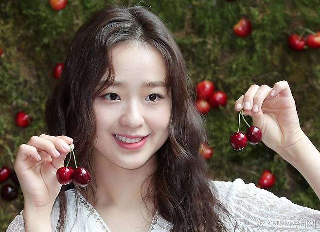 손연재 전 체조선수가 2일 오전 서울 종로구 종로타워에서 진행된 미국북서부체리협회 '체리데이' 행사에 참석해 포즈를 취하고 있다. /사진=김창현 기자 chmt@