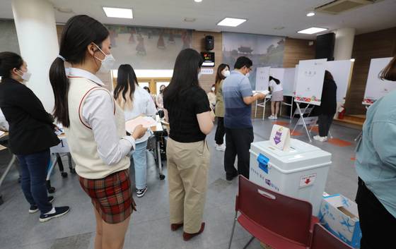 제8회 전국동시지방선거 사전투표 첫날인 27일 오후 경기 수원 영통구 광교1동사전투표소에서 광교고등학교 학생이 사전투표를 하기 위해 대기하고 있다. /사진=뉴스1