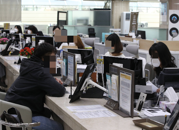 서민들의 주거사다리로 꼽히는 보금자리론 금리마저 5% 돌파를 앞두고 있다. 사진은 서울 한 은행의 대출창구 모습./사진=뉴스1