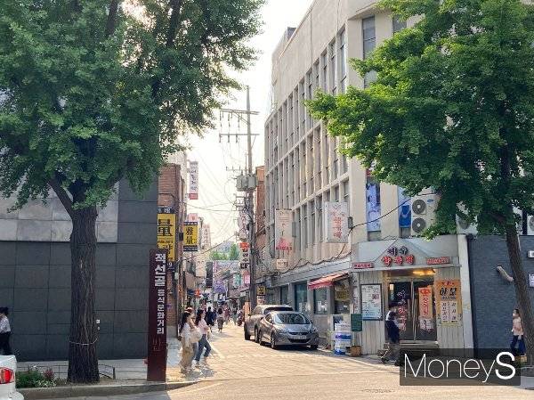 청와대 영빈문을 따라 내려오면 서울 3호선 지하철 경복궁역 인근 적선골 음식문화거리가 나온다. 이곳 음식점을 찾는 손님들도 많아졌다. /사진=박정경 기자