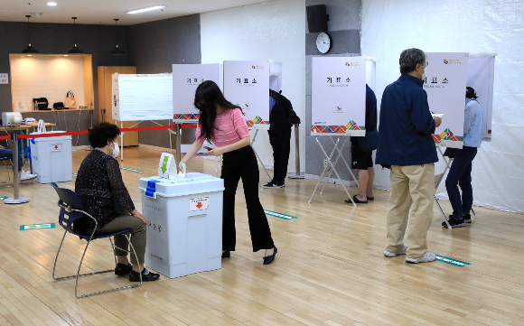 제8회 전국동시지방선거 사전 투표 이날인 28일 오전 서울 중구 다산동 주민센터에 마련된 사전투표소에서 유권자들이 투표하고 있다. / 사진=뉴스1 구윤성 기자
