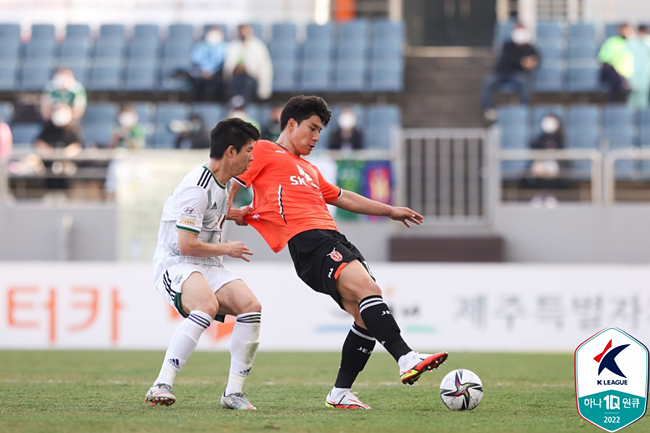 전북 현대의 구자룡(왼쪽)과 제주 유나이티드의 주민규가 지난 3월 12일 제주월드컵경기장에서 열린 하나원큐 K리그1 2022 경기에서 몸싸움을 벌이고 있다. 한국프로축구연맹 제공