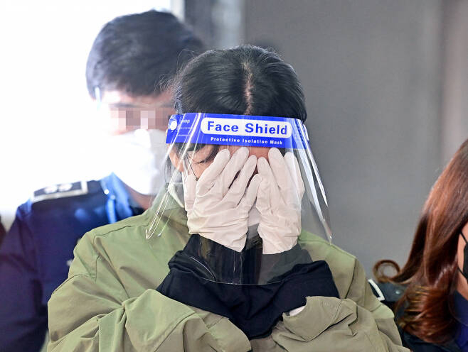 계곡살인' 사건의 피의자 이은해(31)씨가 4월 19일 오후 구속 전 피의자 심문(영장실질심사)을 받기 위해 인천시 미추홀구 인천지방법원으로 들어서고 있다. [연합]