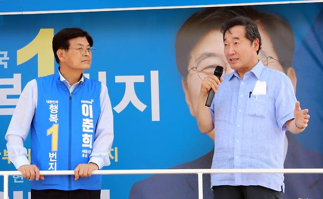이낙연 전 국무총리(오른쪽)가 28일 세종시 연기면 국립세종수목원 입구에서 열린 이춘희 더불어민주당 세종시장 후보 지원 유세에서 이 후보 지지를 호소하고 있다. [연합]