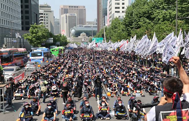 민주노총 화물연대가 28일 숭례문 앞 도로에서 총파업 결의대회를 하고 있다. [연합]