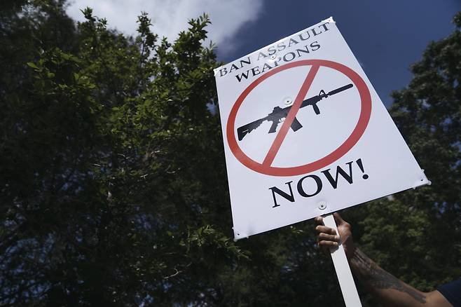 미국 텍사스주(州) 휴스턴에서 한 시위자가 27일(현지시간) 총기 규제 마련을 촉구하고 있다. [AFP]